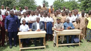 activite-du-conseil-regional-du-haut-sassandra-le-president-du-conseil-regional-equipe-les-ecoles-de-daloa-de-5000-tables-bancs